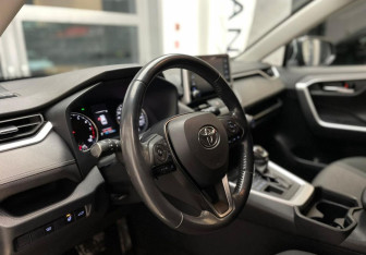 Подержанный автомобиль Toyota RAV4 2019 года (11 фото)