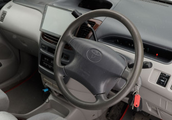 Подержанный автомобиль Toyota Nadia 2000 года (11 фото)