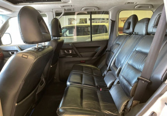 Подержанный автомобиль Mitsubishi Pajero 2003 года (12 фото)