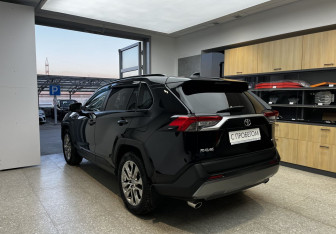 Подержанный автомобиль Toyota RAV4 2022 года (6 фото)