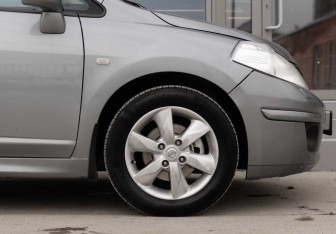 Подержанный автомобиль Nissan Tiida Hatchback 2013 года (8 фото)