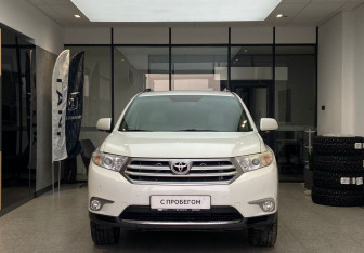 Подержанный автомобиль Toyota Highlander 2011 года (3 фото)
