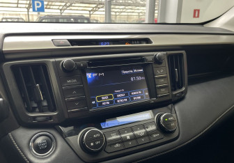 Подержанный автомобиль Toyota RAV4 2013 года (14 фото)