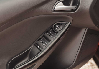 Подержанный автомобиль Ford Focus Hatchback 2012 года (16 фото)