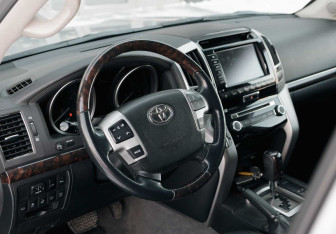 Подержанный автомобиль Toyota Land Cruiser Suv 2013 года (11 фото)