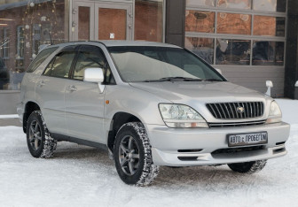 Подержанный автомобиль Toyota Harrier 2002 года (3 фото)