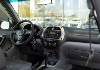 Подержанный автомобиль Toyota RAV4 2002 года (10 фото)