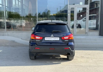 Подержанный автомобиль Mitsubishi ASX 2012 года (12 фото)