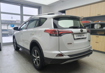 Подержанный автомобиль Toyota RAV4 2018 года (6 фото)