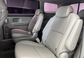 Подержанный автомобиль Kia Carnival 2018 года (15 фото)