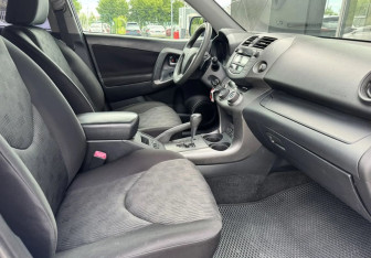 Подержанный автомобиль Toyota RAV4 2011 года (10 фото)