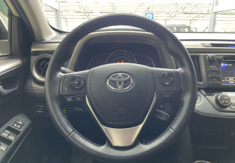Подержанный автомобиль Toyota RAV4 2013 года (11 фото)