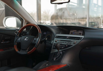 Подержанный автомобиль Lexus RX 2009 года (10 фото)