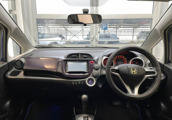 Подержанный автомобиль Honda Fit 2008 года (12 фото)