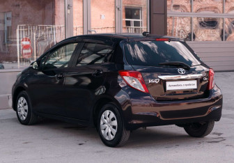 Подержанный автомобиль Toyota Vitz 2013 года (7 фото)