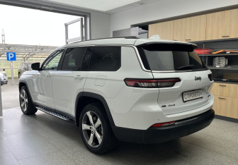 Подержанный автомобиль Jeep Grand Cherokee 2022 года (6 фото)