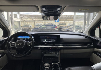 Подержанный автомобиль Kia Carnival 2021 года (11 фото)