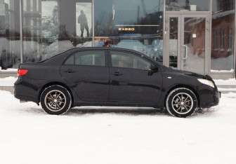 Подержанный автомобиль Toyota Corolla Sedan 2009 года (4 фото)