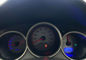 Подержанный автомобиль Honda Fit 2006 года (12 фото)