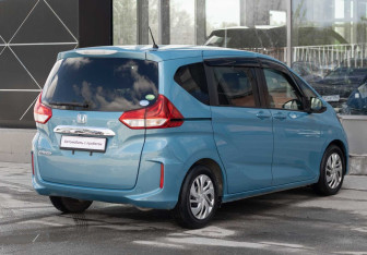 Подержанный автомобиль Honda Freed 2017 года (5 фото)