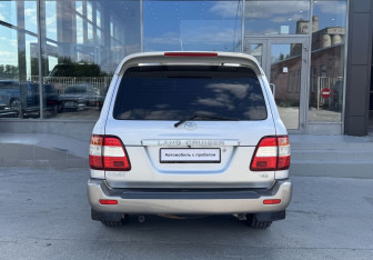 Подержанный автомобиль Toyota Land Cruiser Suv 2006 года (6 фото)