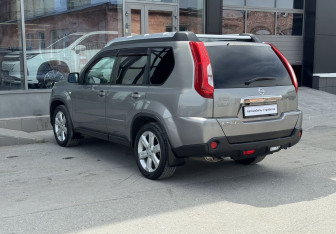 Подержанный автомобиль Nissan X-Trail 2012 года (8 фото)
