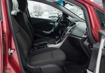 Подержанный автомобиль Opel Astra Hatchback 2011 года (17 фото)