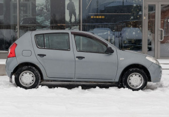Подержанный автомобиль Renault Sandero 2011 года (4 фото)