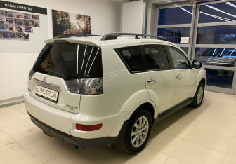 Подержанный автомобиль Mitsubishi Outlander 2011 года (4 фото)