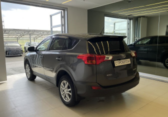 Подержанный автомобиль Toyota RAV4 2013 года (6 фото)