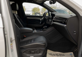 Подержанный автомобиль Volkswagen Touareg 2021 года (23 фото)