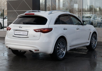 Подержанный автомобиль Infiniti FX 2008 года (5 фото)