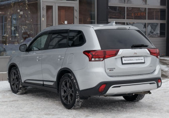 Подержанный автомобиль Mitsubishi Outlander 2019 года (7 фото)