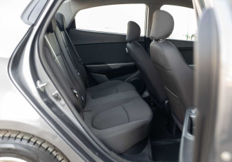 Подержанный автомобиль Kia Rio Sedan 2016 года (18 фото)