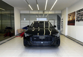 Подержанный автомобиль Audi Q8 2020 года (2 фото)