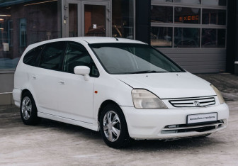 Подержанный автомобиль Honda Stream 2001 года (3 фото)