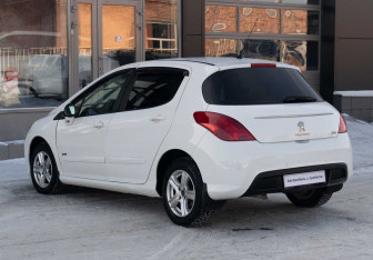 Подержанный автомобиль Peugeot 308 Hatchback 2011 года (7 фото)