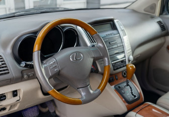 Подержанный автомобиль Lexus RX 2003 года (11 фото)