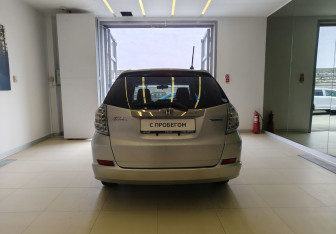 Подержанный автомобиль Honda Fit Shuttle 2014 года (5 фото)