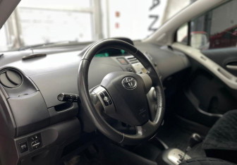 Подержанный автомобиль Toyota Yaris Hatchback 2008 года (7 фото)