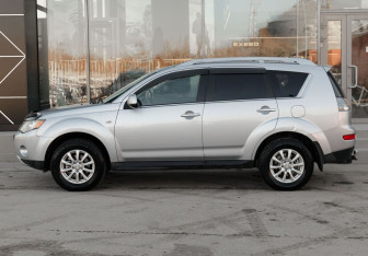 Подержанный автомобиль Mitsubishi Outlander 2008 года (8 фото)