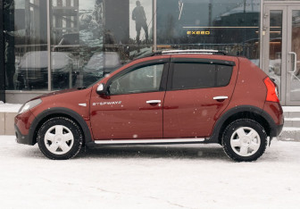 Подержанный автомобиль Renault Sandero 2013 года (8 фото)