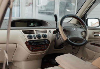 Подержанный автомобиль Toyota Vista Wagon 2000 года (10 фото)