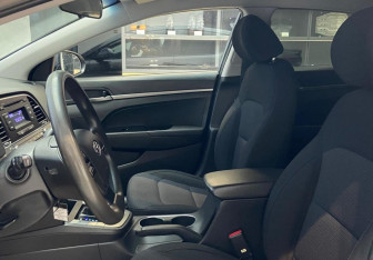 Подержанный автомобиль Hyundai Elantra Sedan 2016 года (10 фото)