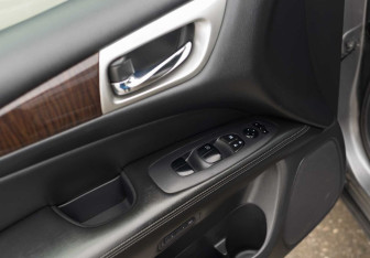 Подержанный автомобиль Nissan Pathfinder 2016 года (17 фото)