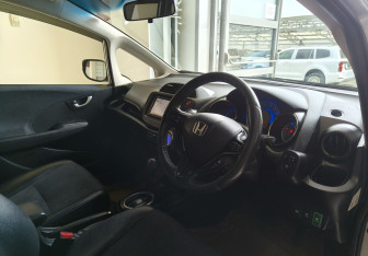 Подержанный автомобиль Honda Fit Shuttle 2014 года (7 фото)