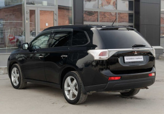 Подержанный автомобиль Mitsubishi Outlander 2012 года (7 фото)