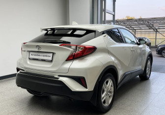 Подержанный автомобиль Toyota C-HR 2021 года (4 фото)