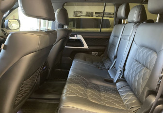 Подержанный автомобиль Toyota Land Cruiser Suv 2018 года (9 фото)