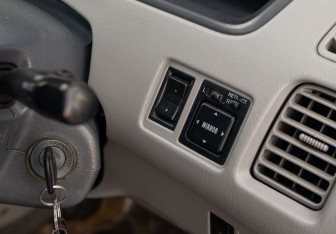 Подержанный автомобиль Toyota Nadia 1999 года (17 фото)